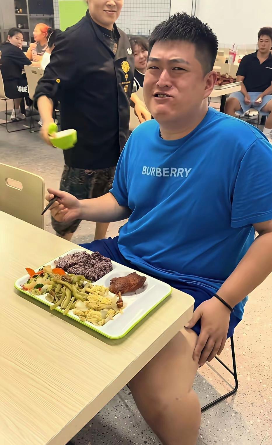 赵本山的儿子在富二代中是最接地气的，一点没有大明星孩子的那种架子。[赞]