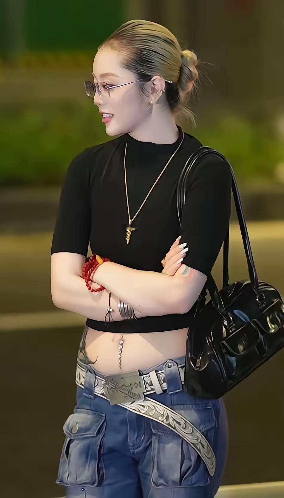 谁说的藏族女孩没有白皮肤的美女，谁说的卓玛的皮肤都是黑的，你看看人家图中的这个肤