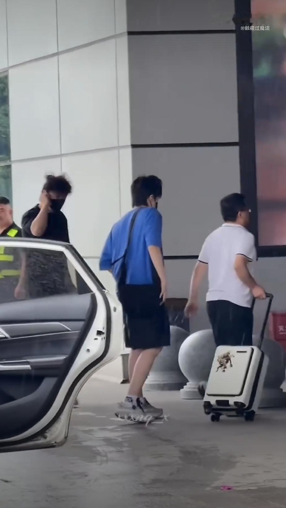 王楚钦启程回京[大笑]！长沙的雨下的好大，王楚钦从车里下来不自觉地弯着腰，我这