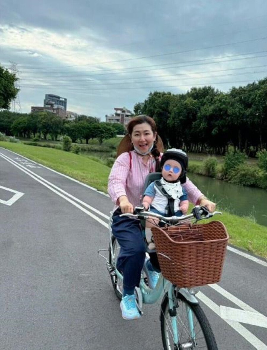 45岁任家萱母亲节露面！罕见穿短袖露手臂疤痕，胖到140斤，在备孕想生二胎