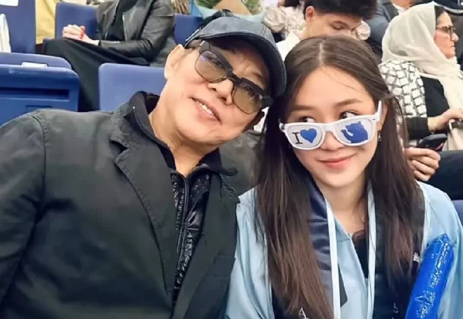 李连杰太自豪了！5月25日，李连杰十分自豪的发文说，自己一个小学都没有毕业的