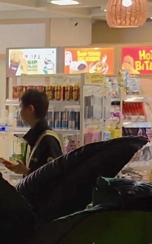 是会负责买单结账的大方姐姐！和王曼昱一起吃饭逛超市，99%以上概率是王曼昱负责结