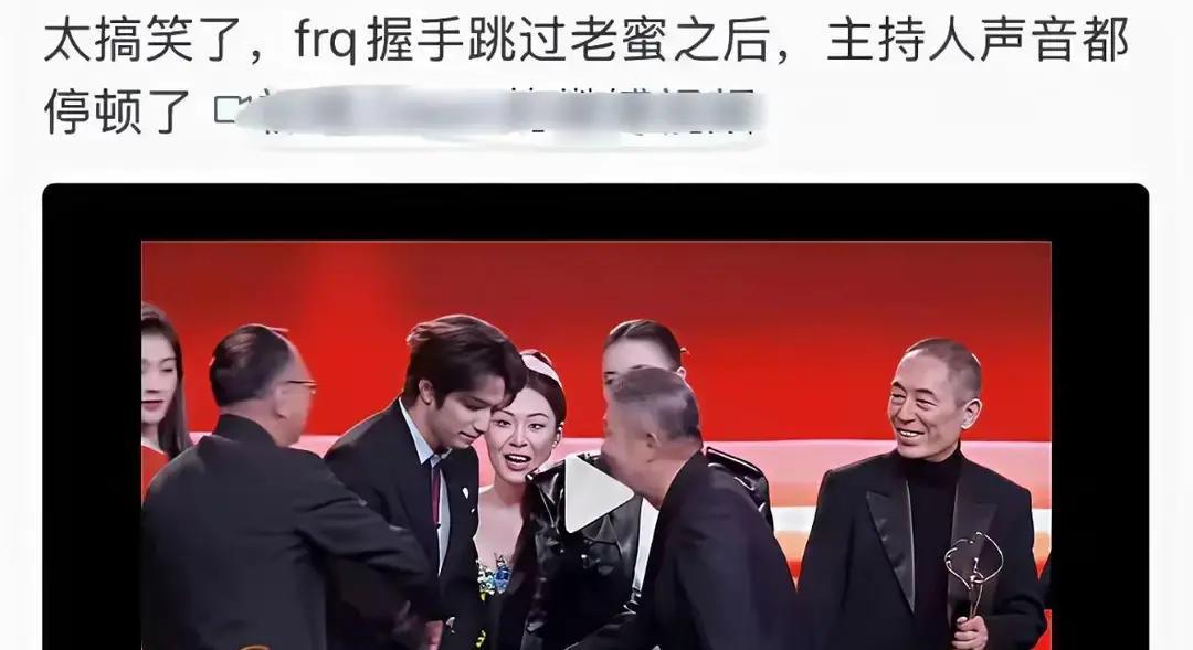 李现在品牌活动合影里被安排站到最边缘，椅子比旁边矮半截。我看现场图，他全程站