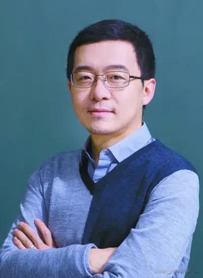 南京大学两大科研团队研制出两款芯片，九项技术登顶世界巅峰0.6纳米二硫化钼芯片