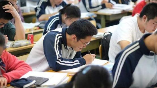 将英语“踢出”高考，取消主科地位？教育部一语道破“真相”，没想到的是螳螂捕蝉黄雀
