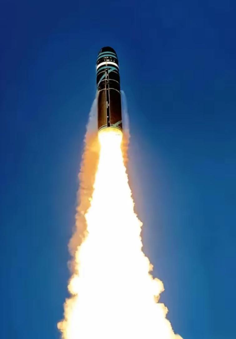 刀都架在脖子上了，伊朗总统突然站出来，对着全世界喊了两句话。 第一，核武器，