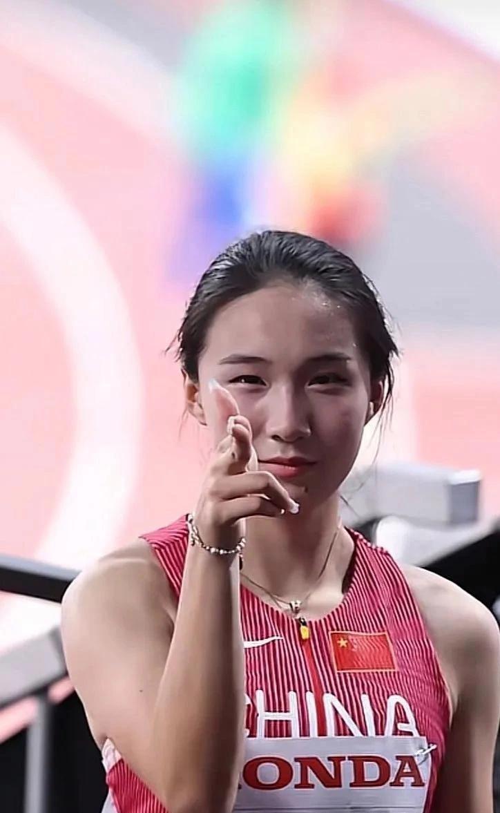 五个人，全部来自中国队——这在百米短跑史上，几乎是个不可能出现的画面。李雪梅10