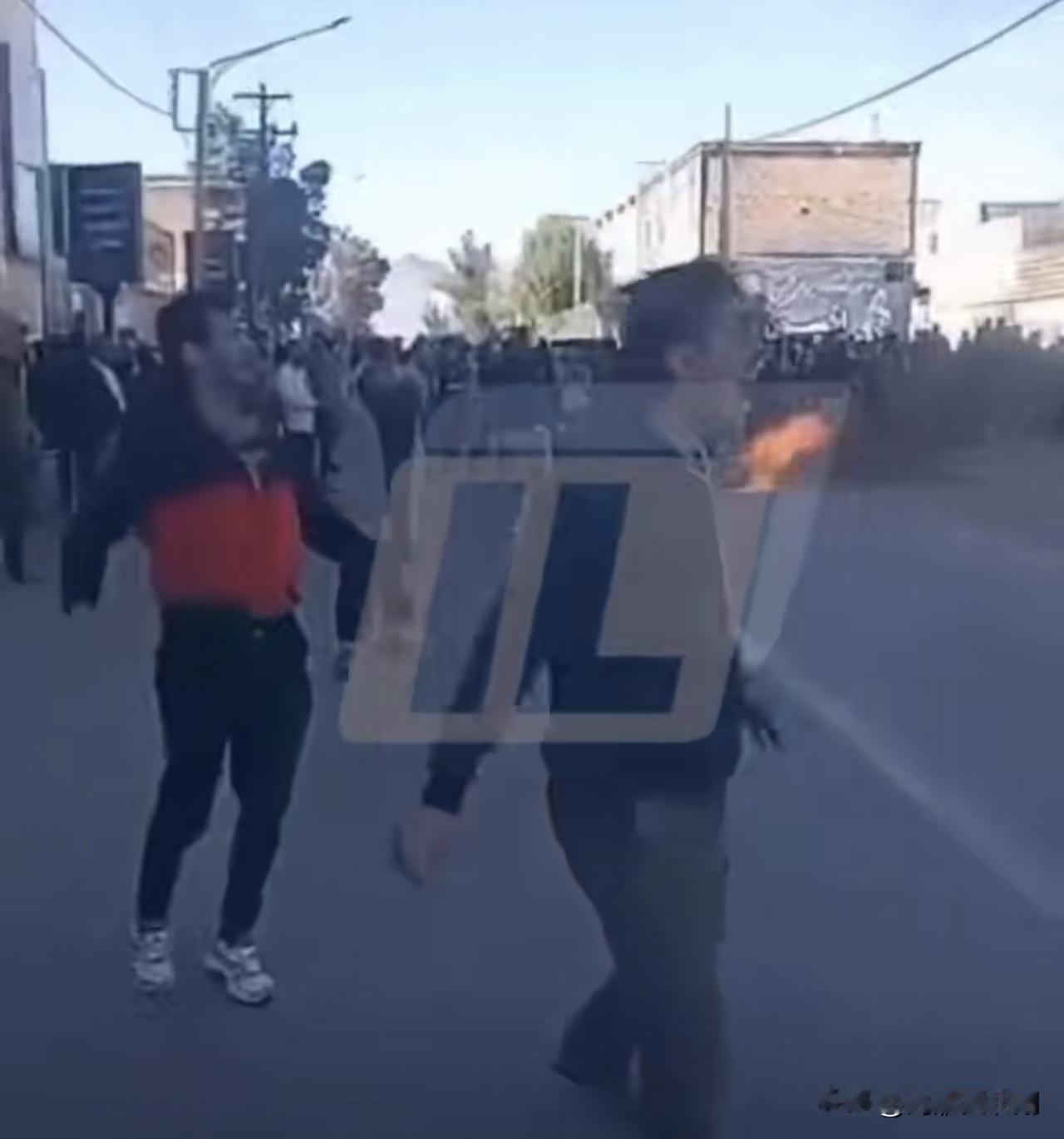 特朗普表示，美国准备好随时对伊朗动武随着伊朗骚乱的持续升级，特朗普发文美国经