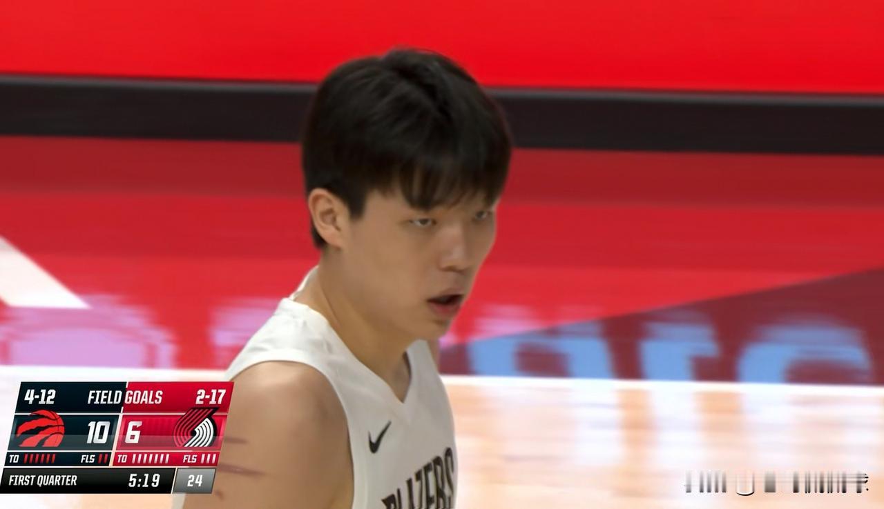 开拓者新星杨瀚森真是让人眼前一亮！在今天开拓者主场迎战猛龙的比赛中，目前双方的第