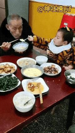 真的被暖到了！不到两岁的孩子抢着给爷爷夹菜，这才是最顶级的家庭教育！