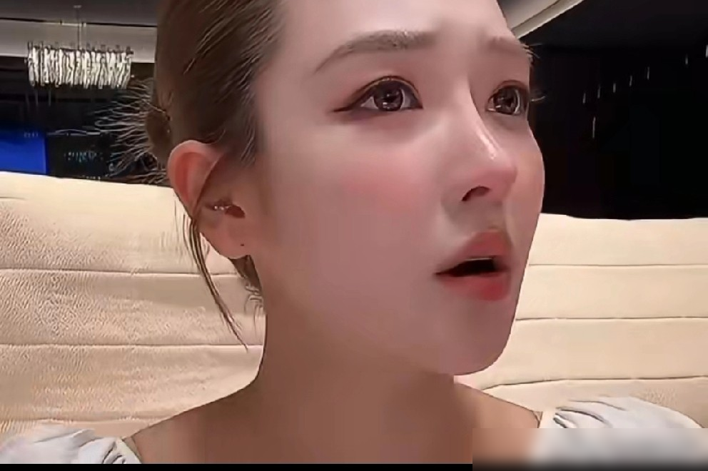 杜凤讲述和方丈离婚一开始婆婆不接受他很心疼我。网红圈那对叫杜凤和...