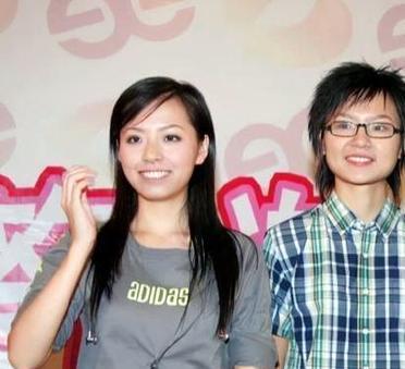 这是2005年风靡全国的超级女声的冠亚季军。冠军为21岁的李宇春，亚军是20岁的