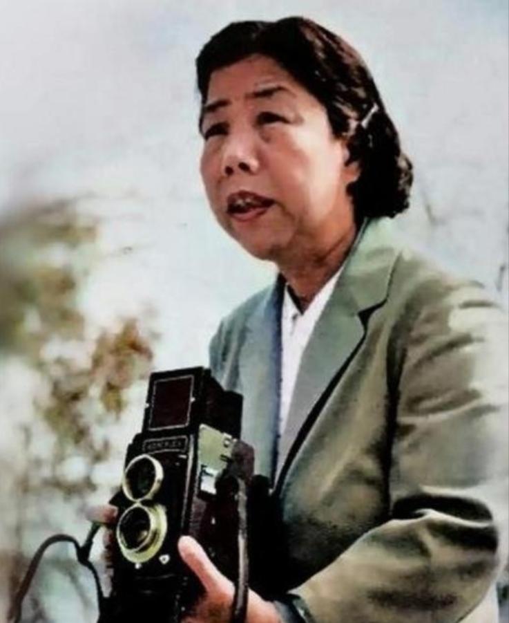 1927年4月，邓颖超在广州产下一子，由于这个孩子生下来体重太大，有10磅重，超