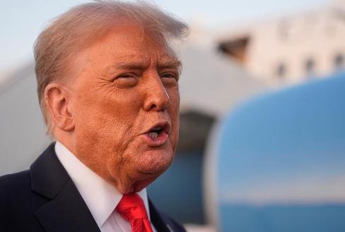 离谱到家！中国还没批准进口H200芯片，特朗普就急着给我们定7.5万颗的采购上限