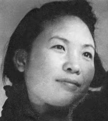 🌛她为爱苦熬50年，发现丈夫背叛的证据后，绝食身亡，可谁料她死后的第二年，