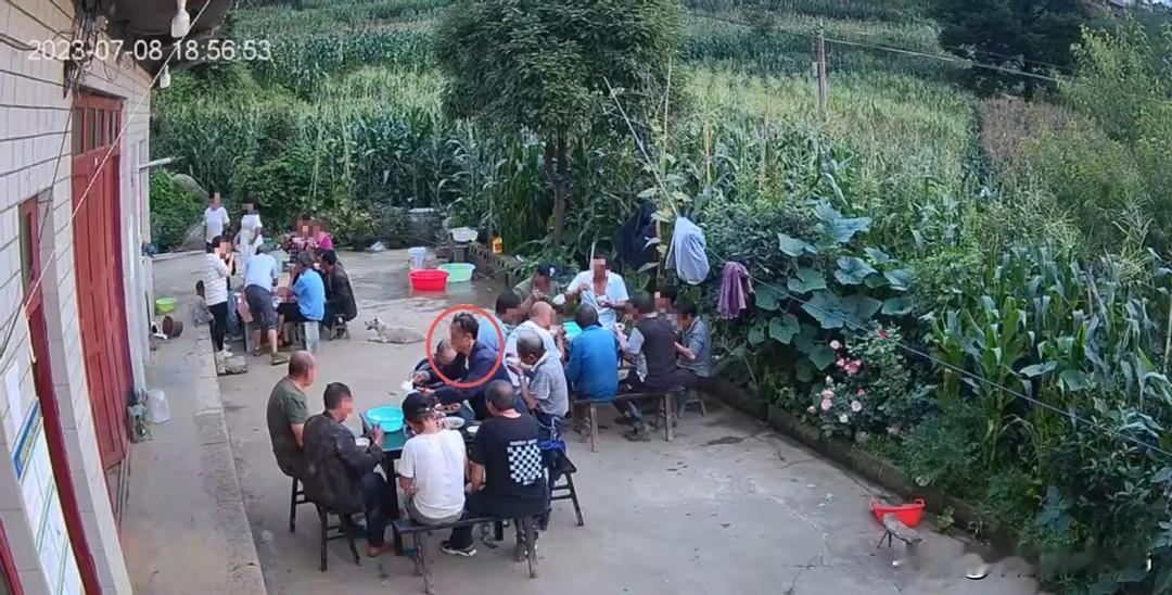 贵州49岁女子务农遭杀害被抛尸于石缝，被害人儿子：嫌犯装作无事发生来我家吃饭！二