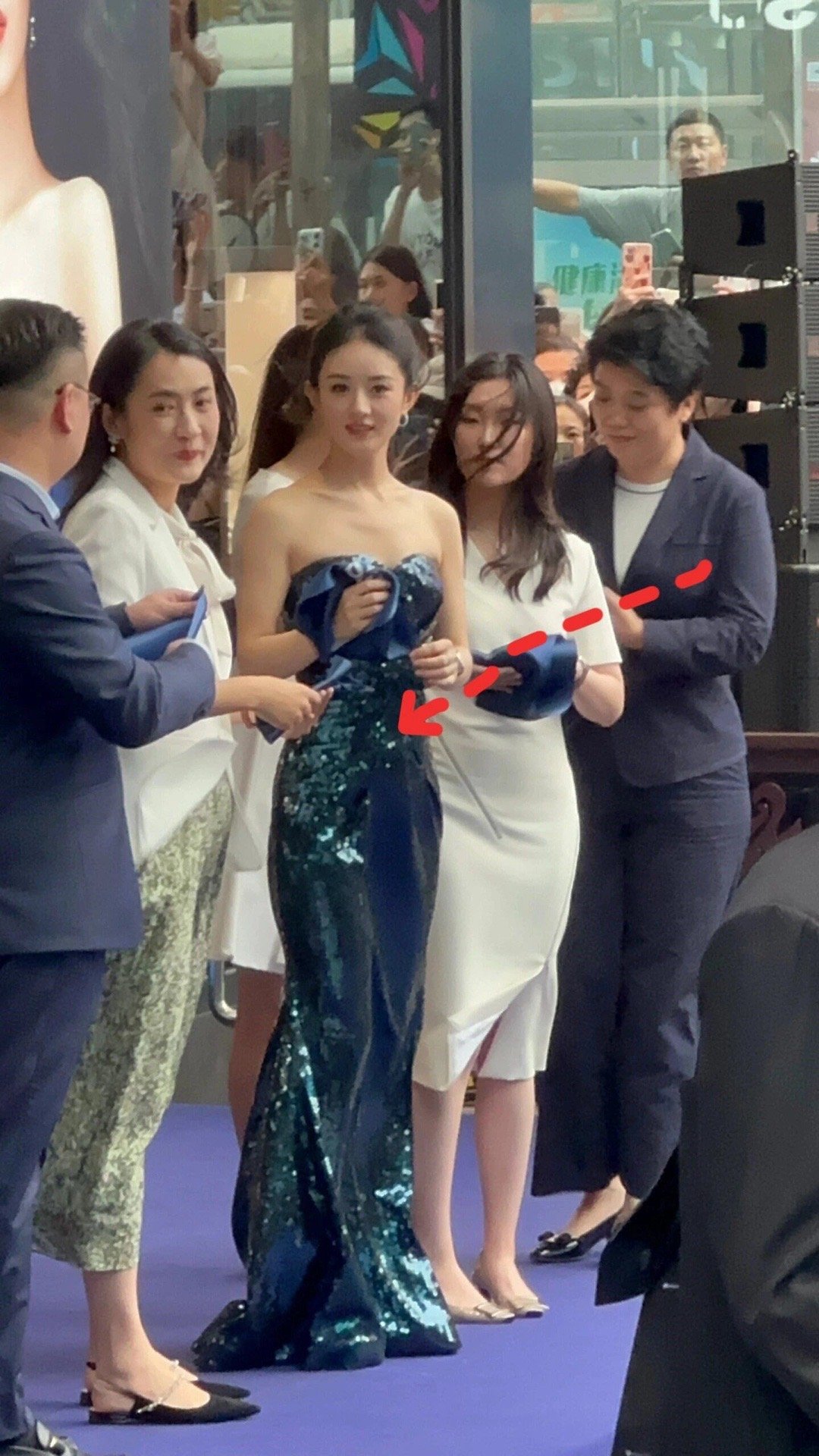 这是现场直拍下的赵丽颖！！有点可怕。。