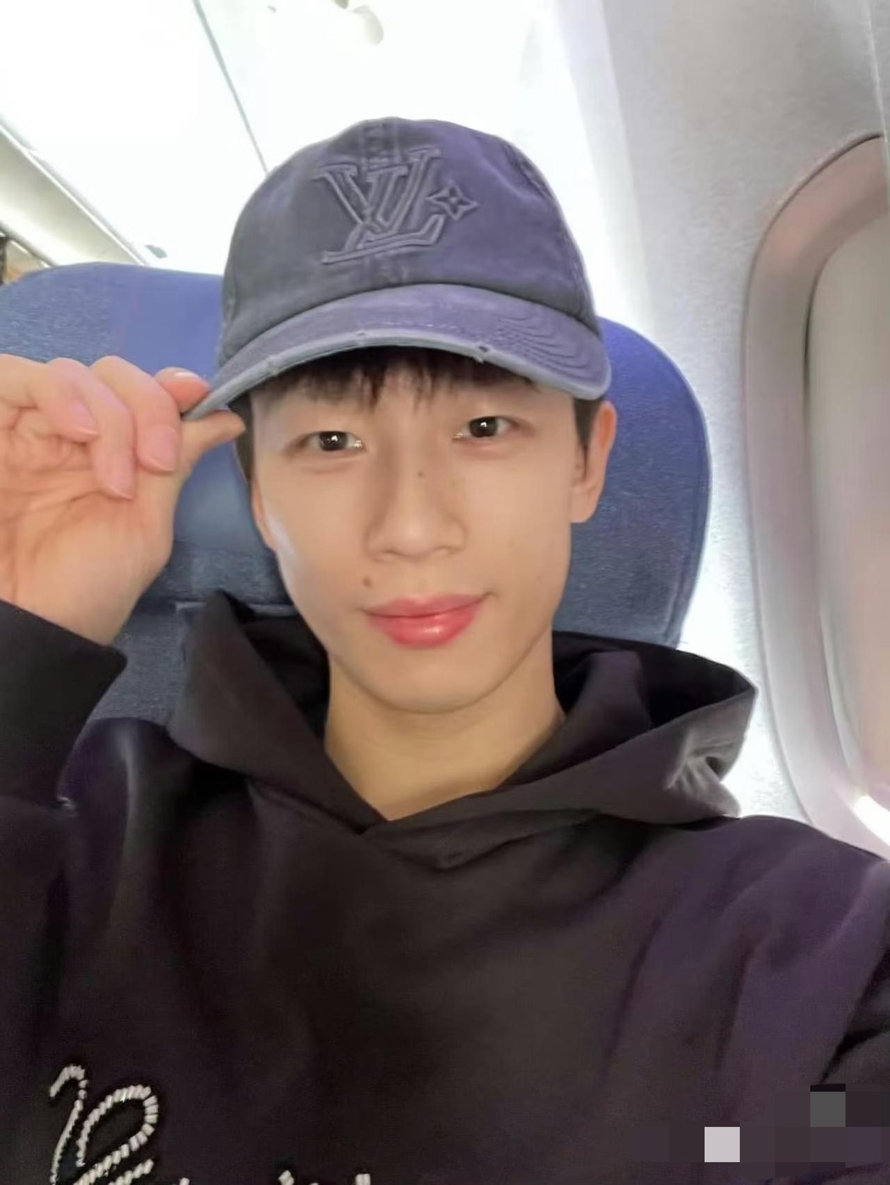 林高远在德国发来明信片——自拍技术越来越好啦2026年1月15日，凌晨一点，