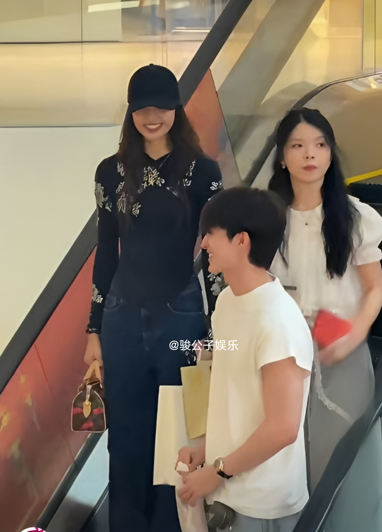 lisa和泰星blue在伦敦一起逛街被偶遇，两人还亲密挽手，引发恋情猜测。据悉，lisa和blue是