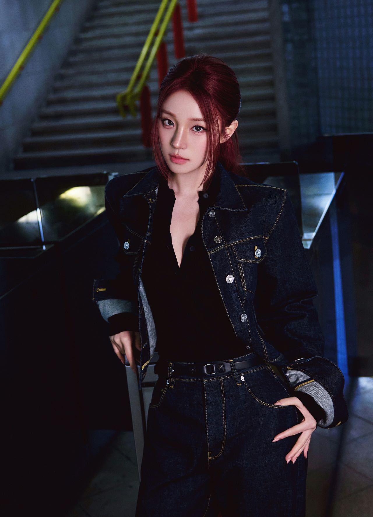 宋雨琦红发低马尾好飒时装周米兰时装周宋雨琦红发低马尾，搭配Fendi丹宁牛仔套