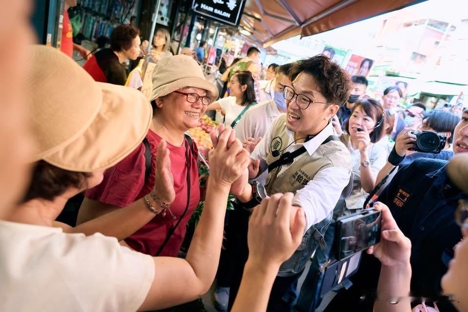 民进党台北市长参选人沈伯洋今（9日）在脸书发文称，拜访途中有一位阿嬷突然晕倒，我