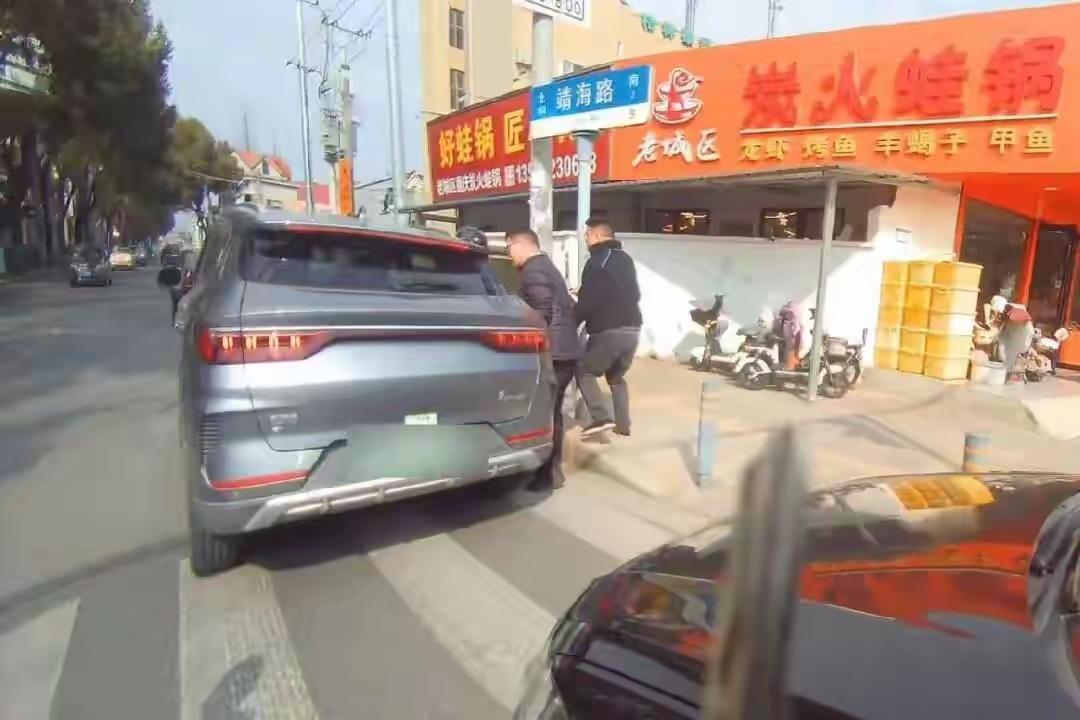 上海一位阿姨最近遇到糟心事，在网上投资亏了十多万，心里咽不下这口气，居然想约骗子