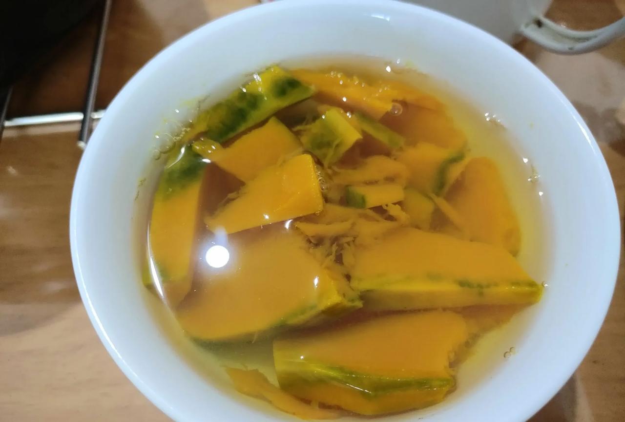 我最喜欢吃南瓜汤，尤其是夏天。南瓜去皮去瓤切片，加清水煮，把南瓜煮熟透就可以了