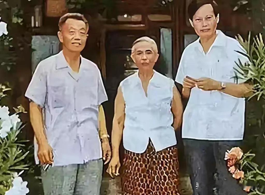 即使是杨振宁见岳父岳母也是很紧张的[呲牙笑]这是一张杨振宁和岳父杜聿明还有岳母