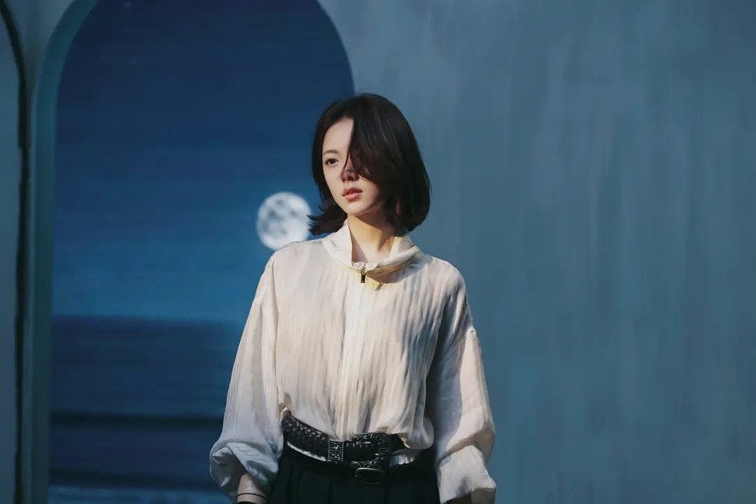 赵今麦这期风格不错，卷发遮脸确实显脸小了，一扒拉开戴帽子那张又不好看了。。。