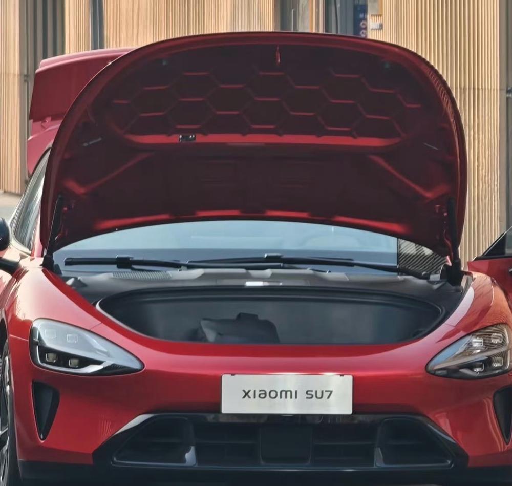 小米汽车是怎么做的，新一代小米SU7前备箱怎么挖的这么大？很好奇其他的设备被