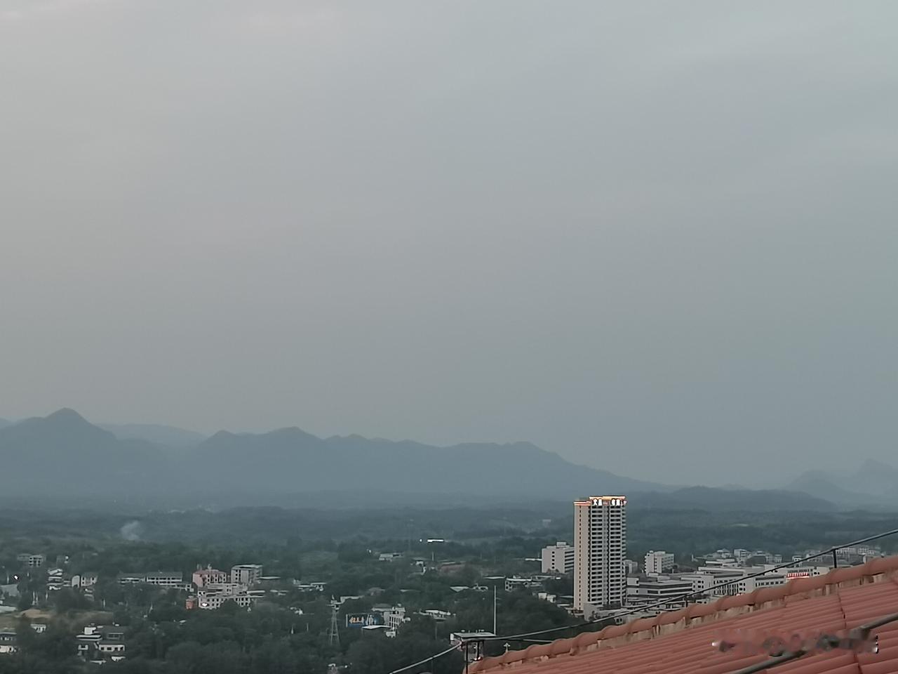 为什么不准富人购买农村的宅基地？因为少数富人购买宅基地后，做点别墅，搞搞农场，那