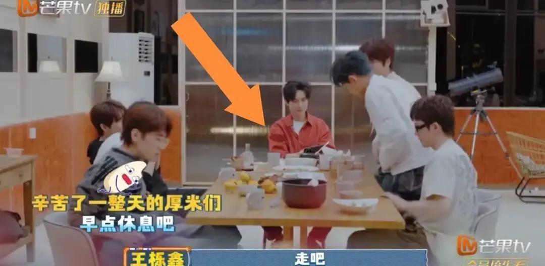 再就业男团录完综艺拍拍屁股走人，留下一桌残羹剩饭让工作人员收拾。镜头里他们生火