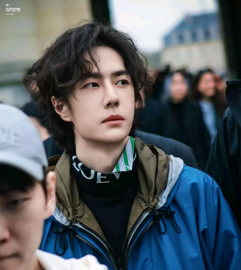 谁懂啊！王一博巴黎时装周这一幕，我真的看一次感慨一次。他刚到现场，还没进场就被