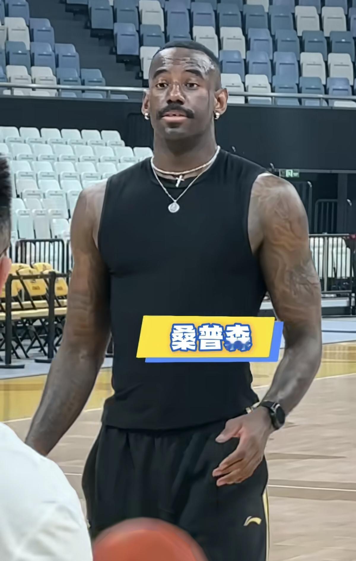 签约并注册威廉姆斯，重新注册塔克，桑普森取消注册但不离队，随队训练。广厦男篮强势