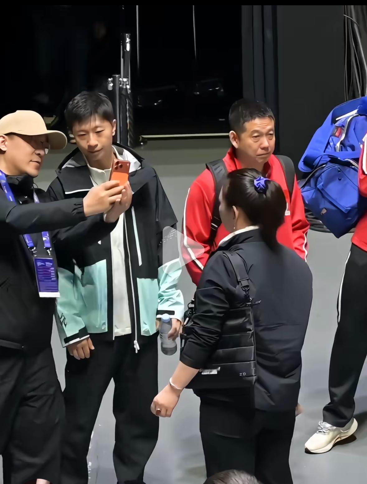 马龙一出现在伦敦世乒赛现场，立刻变成“6A级打卡点”！马龙许昕来到伦敦世乒赛