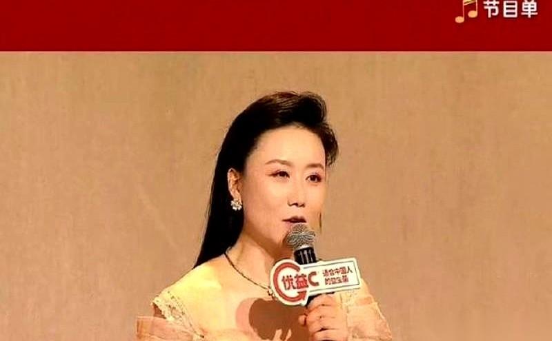 我跟你说，昨晚看直播给我看傻了。一个女主播，镜头怼那么近，脸上的小绒毛都根根分