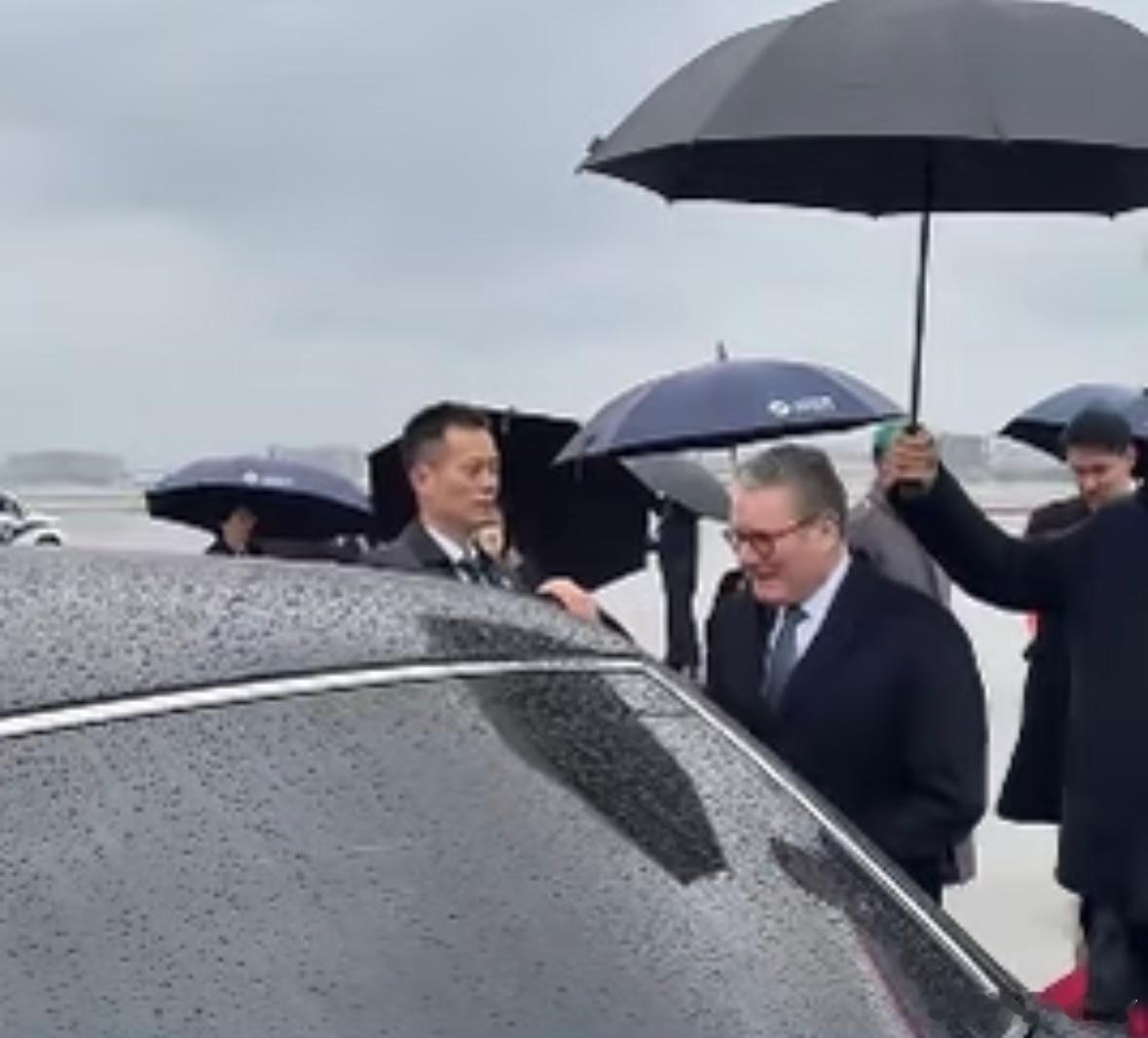 雨中凌乱…怎么看起来既命苦又好笑的