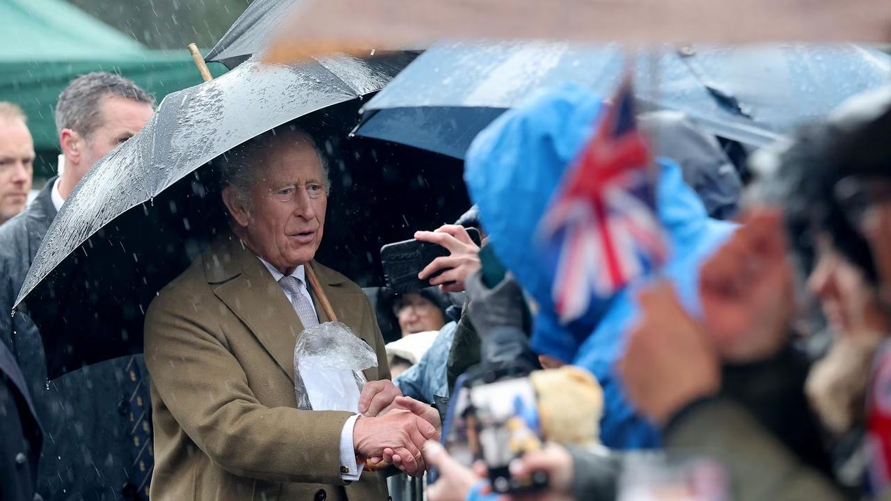 查尔斯77岁生日，顶着风暴冒着雨和民众握手，看完还羡慕国王吗？先不提弟弟安德鲁那