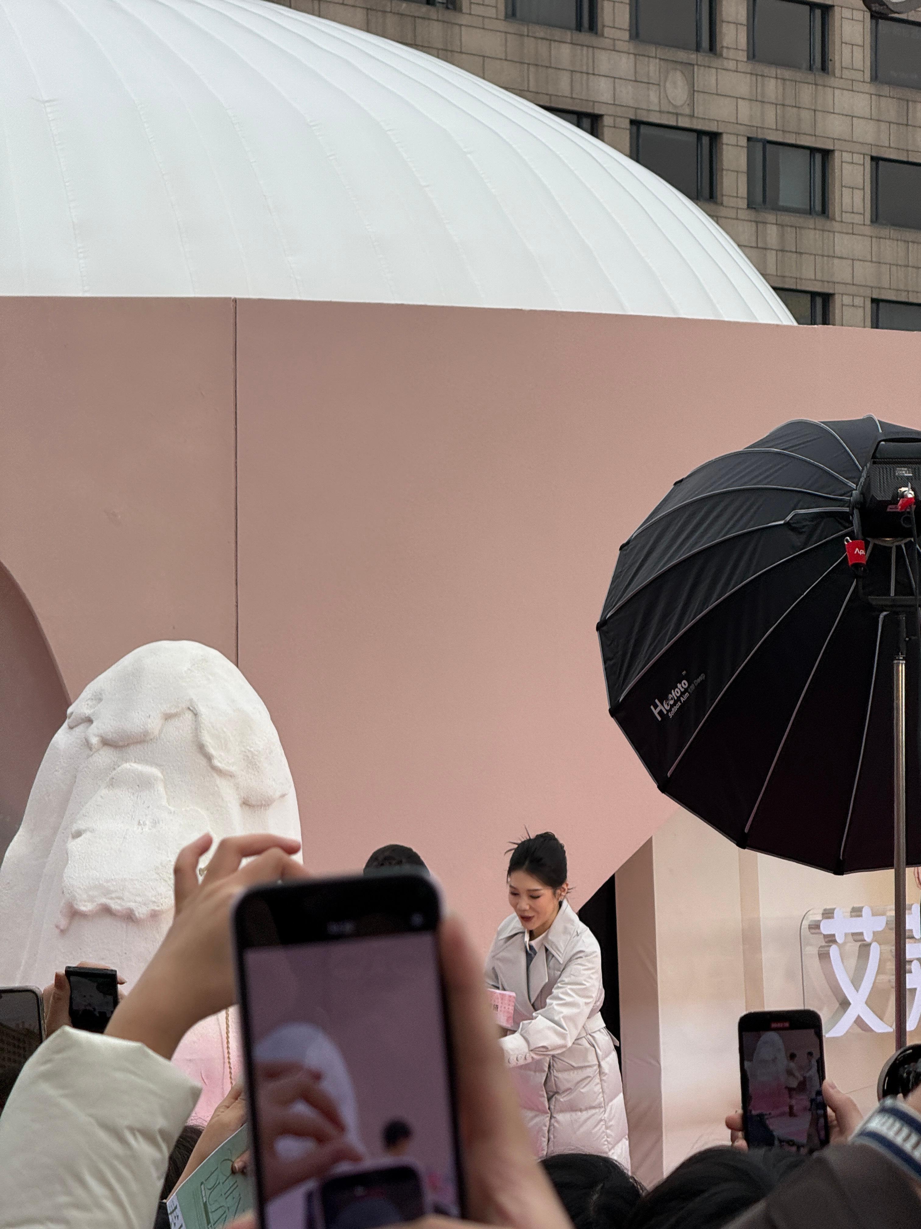 来西湖遇见了陈都灵出席户外活动人流还好，挤不进去了，隔了20米还是得要出门，