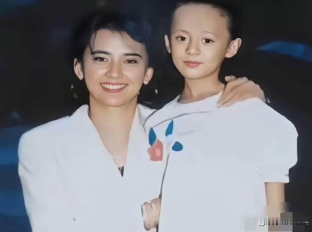 有点怀疑当年孙俪选秀是不是“走后门了”？因为她的评委竟然是刘德华，上台后我孙俪大