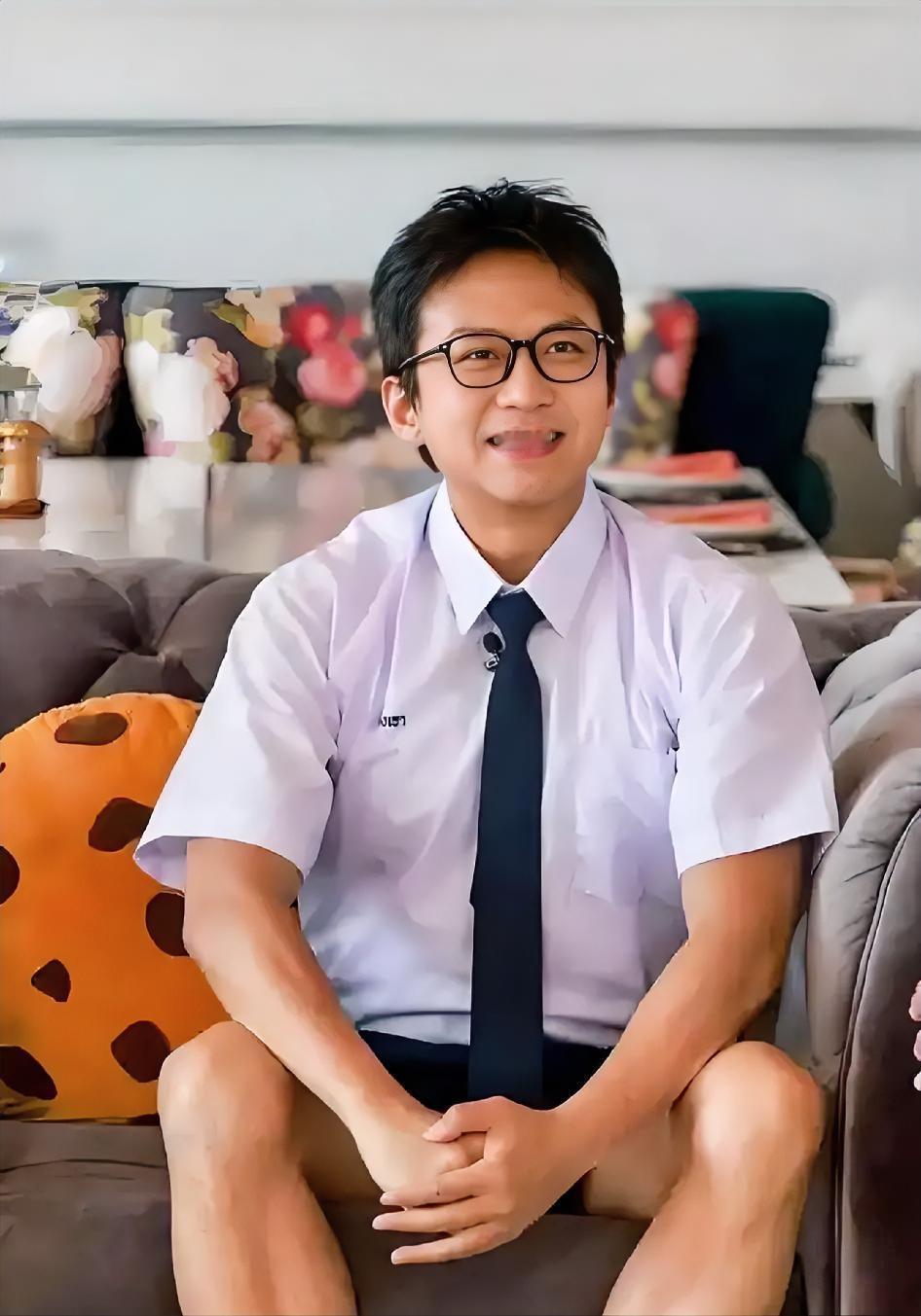 最让我不理解的明星，就是邓超了，不是因为他资源好，不是因为他搞笑，而是他短短