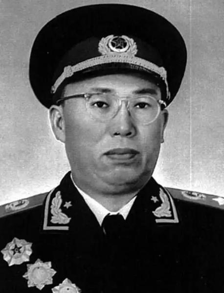 1963年，总政治部主任罗荣桓去世，他去世前曾希望萧华接替他的位置，然而萧华太年