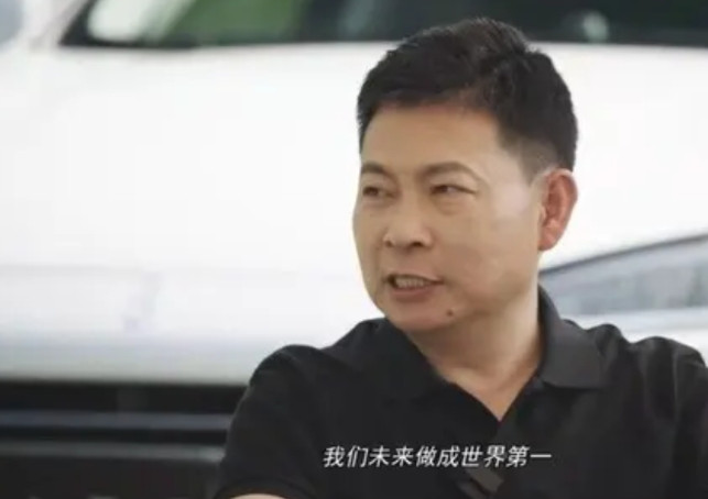 车企啥都不怕，就怕余承东“吹牛”。2022年4月，余承东在接受吴佩访谈时曾表示，