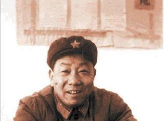 1953年冬，上甘岭阵地美国陆军狙击学校首席教官艾克上校透过M24瞄准镜，
