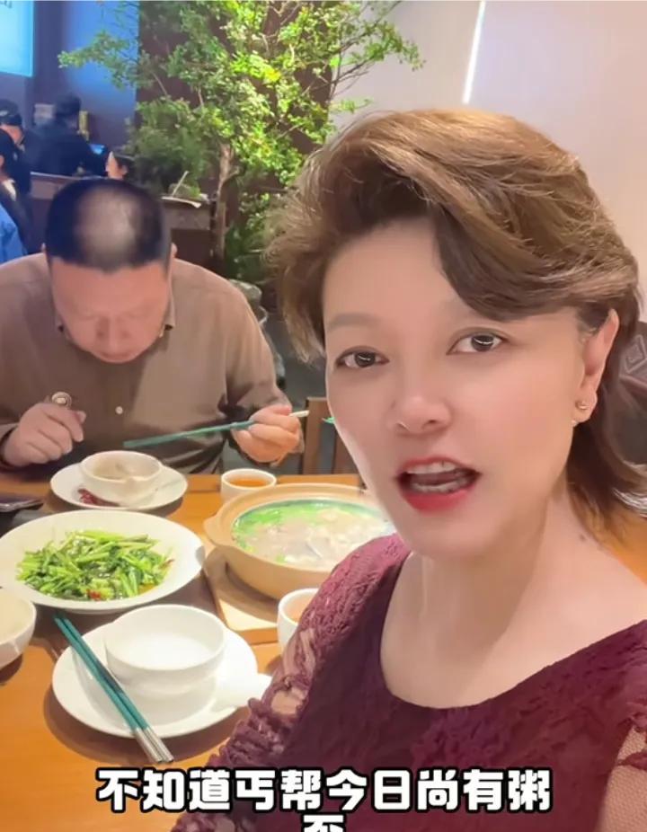 潘夫人，现在就是老潘家的代言人！潘夫人，对着镜头说话，老潘低头吃着饭而不语，