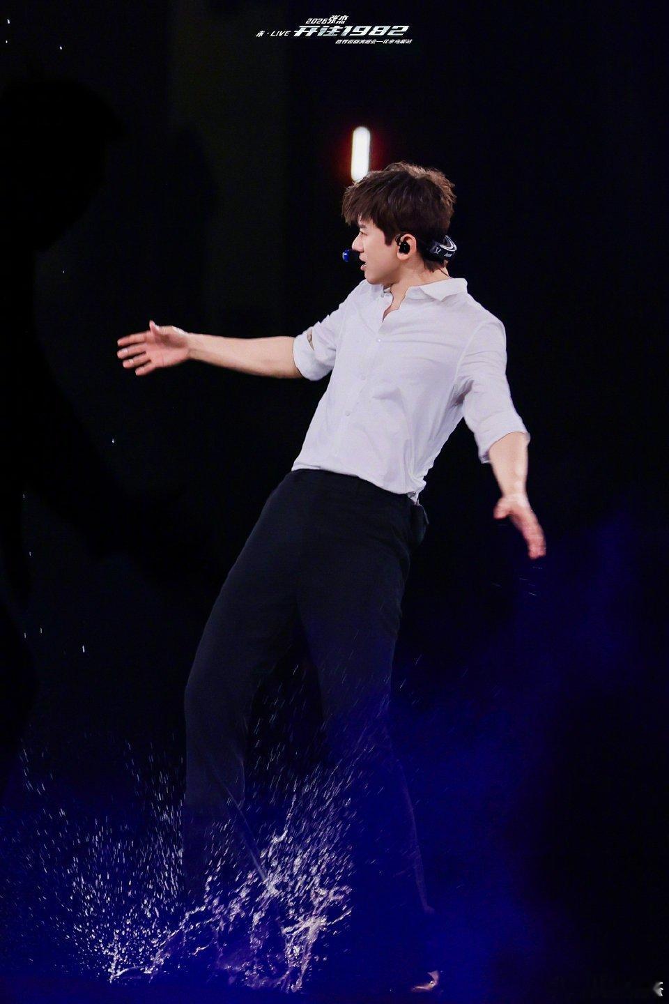 张杰见谁都说好帅啊张杰鸟巢演唱会这场面也太热闹了✨魏晨、王楠、齐思钧等好多熟人到