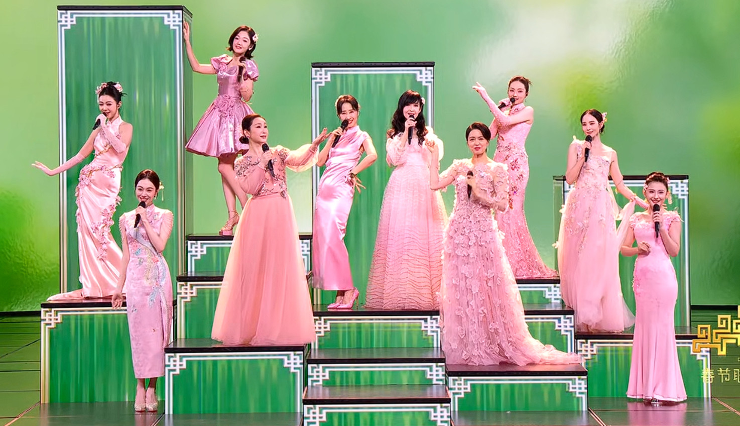 大家pose都摆的很美只有一个人很奇怪