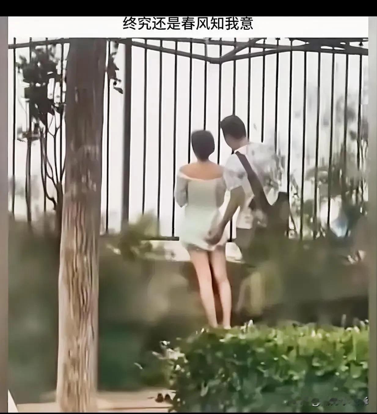 网评：特喵的还挺护食！网上一段视频：一对情侣隔着围栏看海，一起感受着清凉的海风