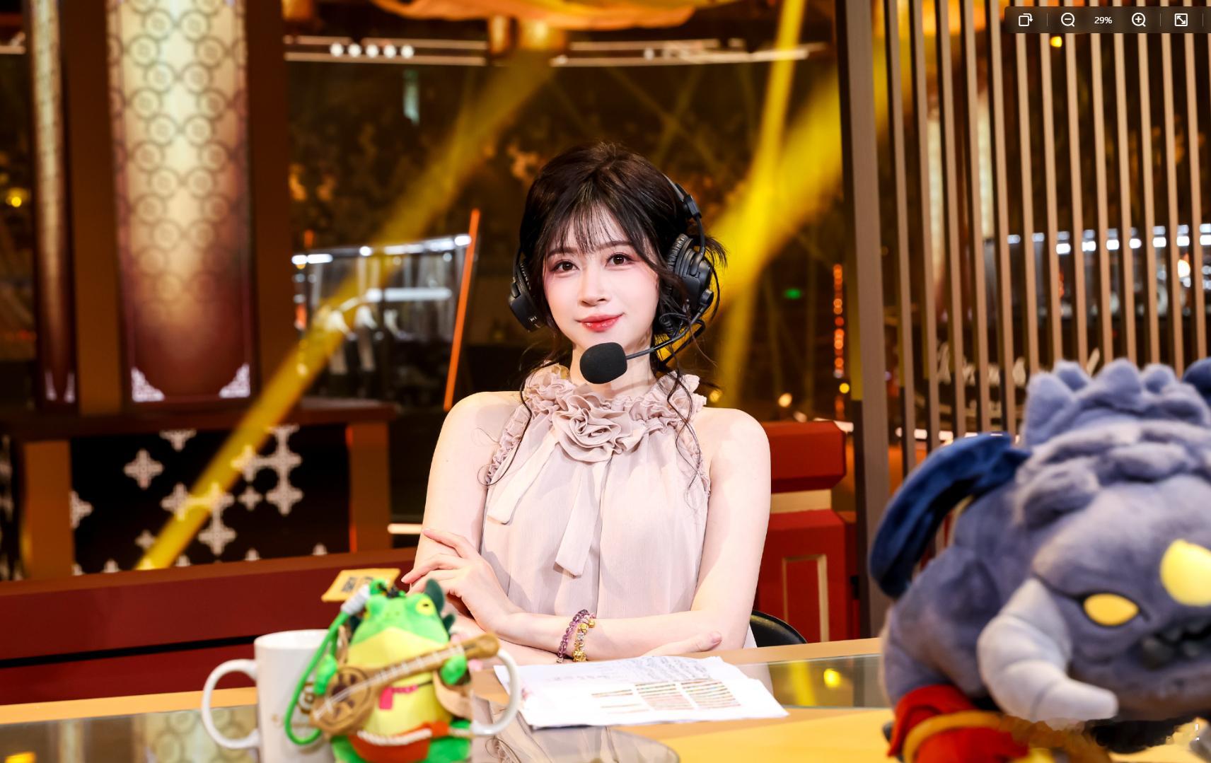 Ams：你知道有一个事情多搞笑嘛，我们不是每一场一血出了之后都会拿手机看一下有没