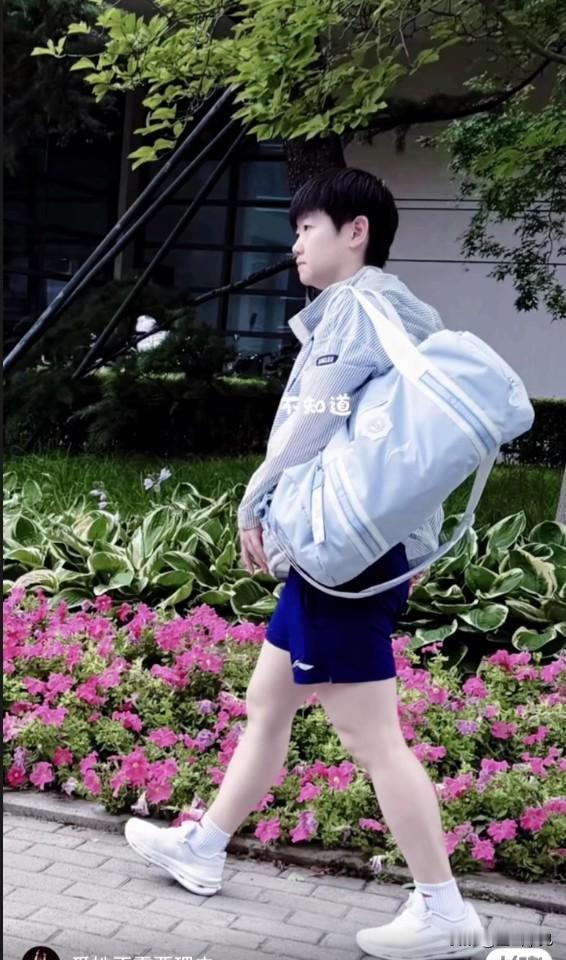 好久不见的孙颖莎世界纷纷扰扰，莎莎专注自我，不受外界干扰，训练训练训练。今日
